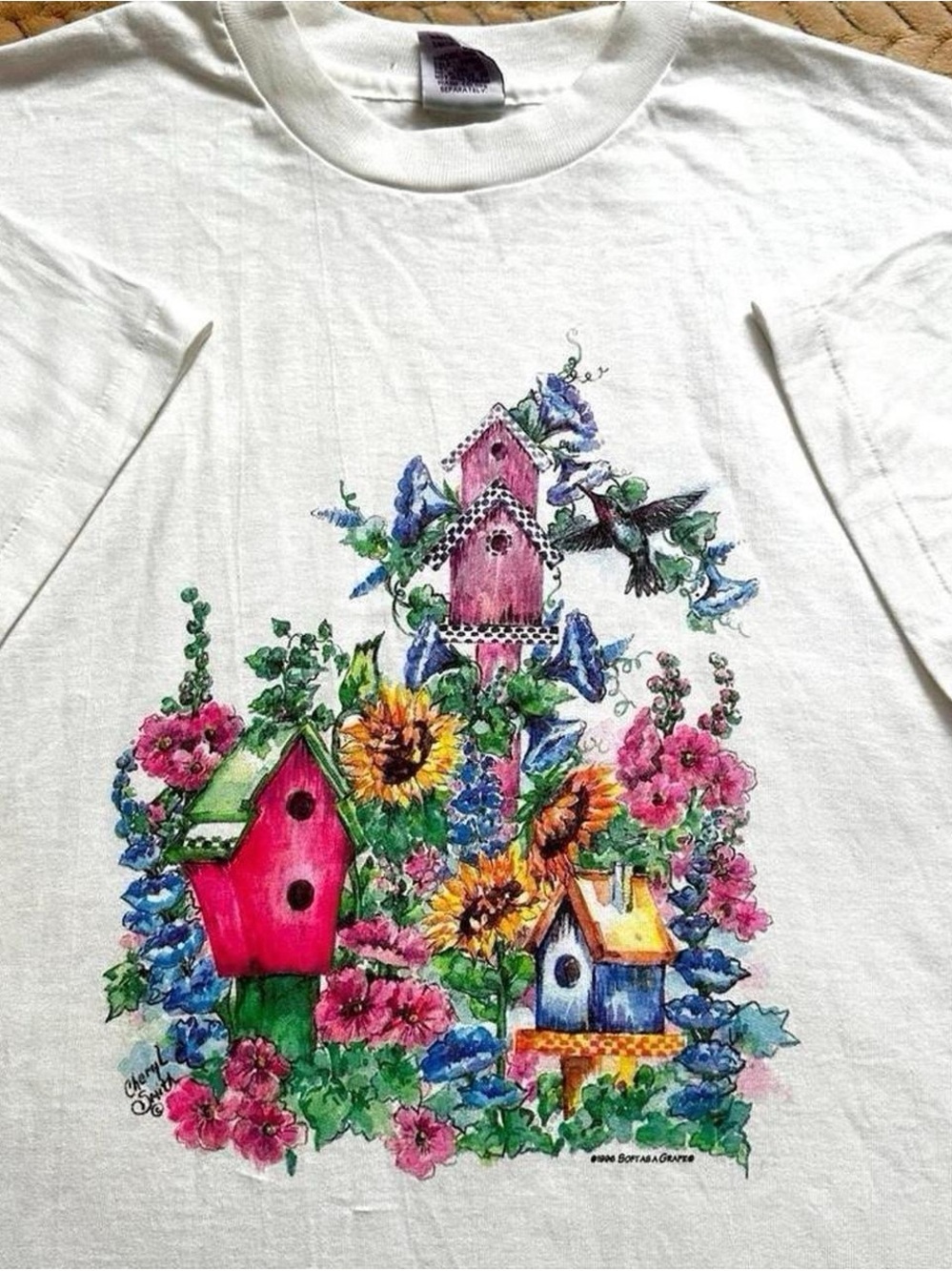 Vintage 1990s White Hummingbird T-Shirt with Pink Floral Birdhouse Art L
